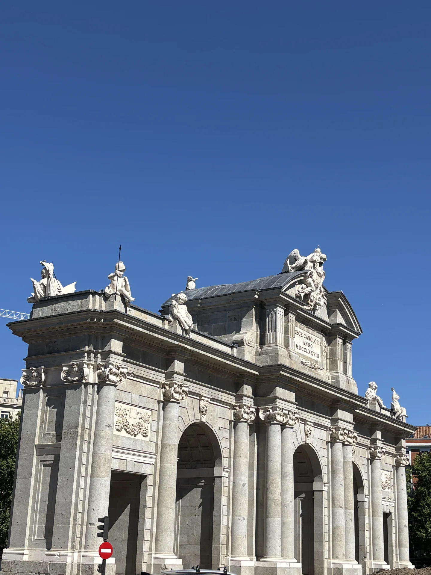 Puerta de Alcalá de Madrid iluminada por el sol con sus cinco arcos en la plaza de la Independencia, Foto propia La Maleta Inquieta, julio 2026
