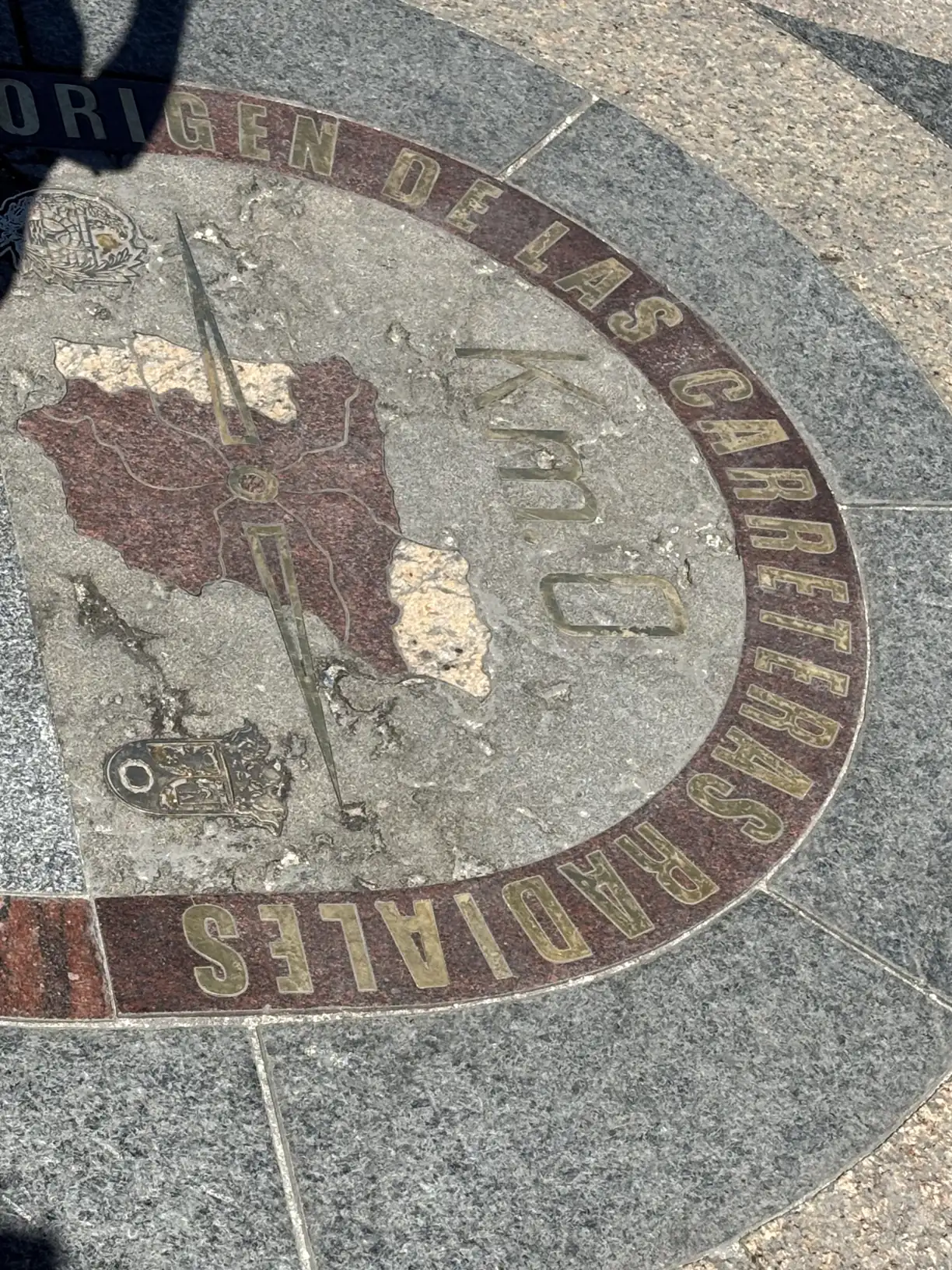 Placa del kilómetro cero de las carreteras radiales en el suelo de la Puerta del Sol de Madrid, Foto propia La Maleta Inquieta, julio 2026