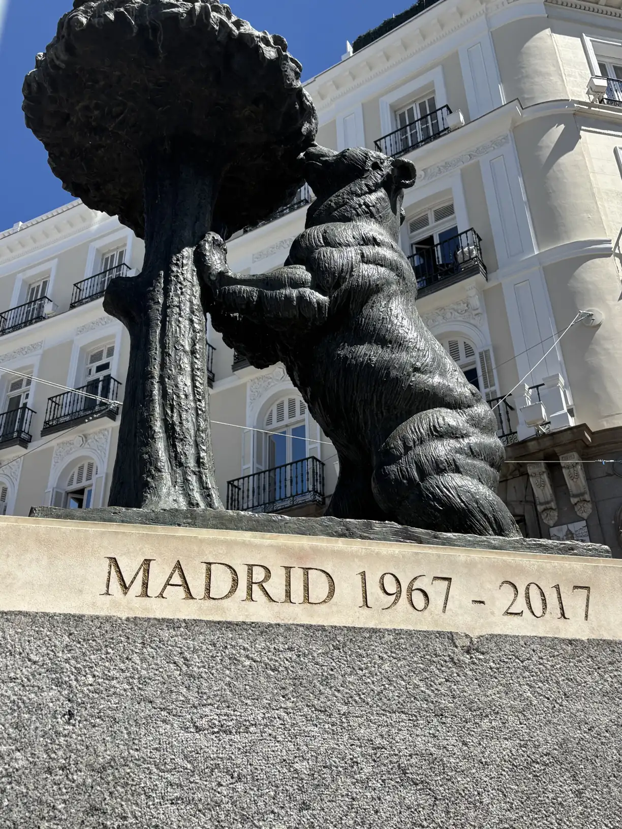 Estatua del Oso y el Madroño en la Puerta del Sol, símbolo de Madrid ligado a su leyenda heráldica. Foto propia La Maleta Inquieta, 2026