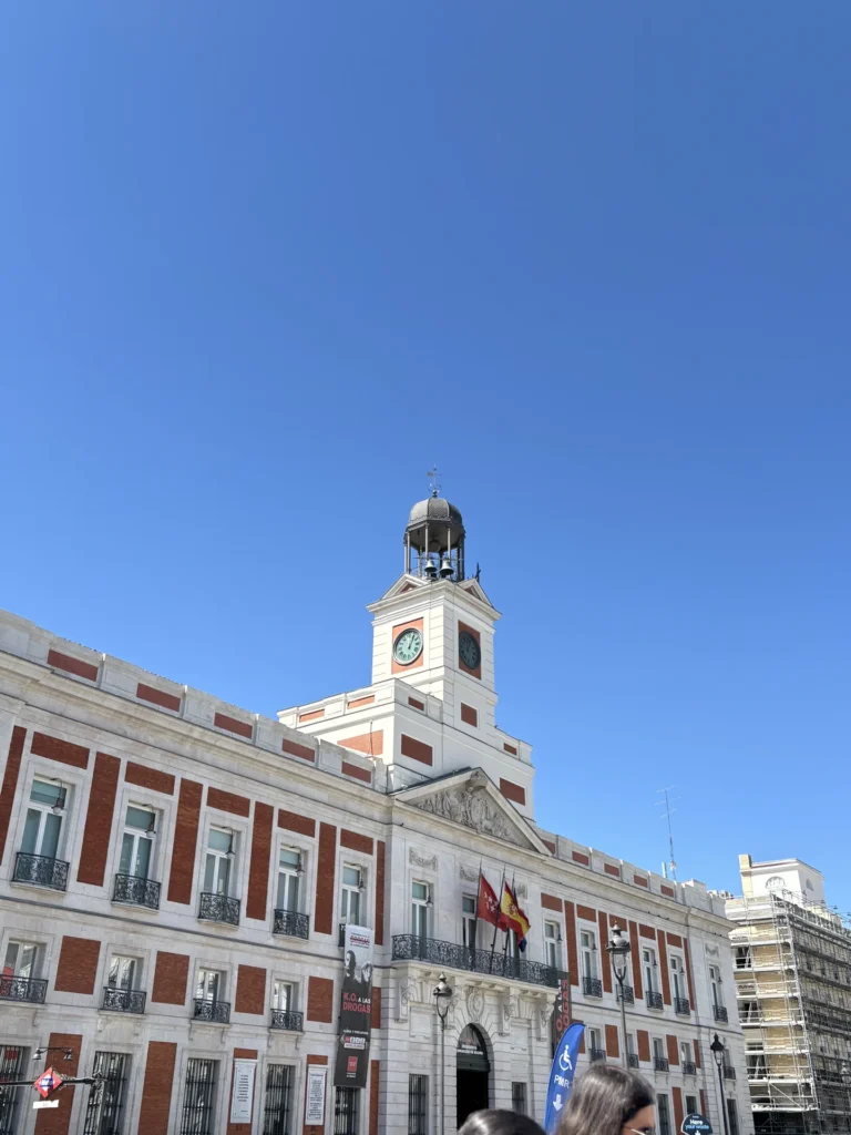 Plaza de la Puerta del Sol de Madrid con turistas y edificios históricos — Foto propia La Maleta Inquieta, julio 2026