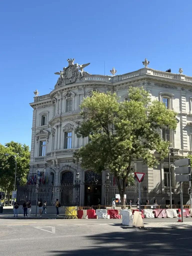 Palacio de Linares en Madrid, edificio monumental junto a Cibeles — Foto propia La Maleta Inquieta, julio 2026