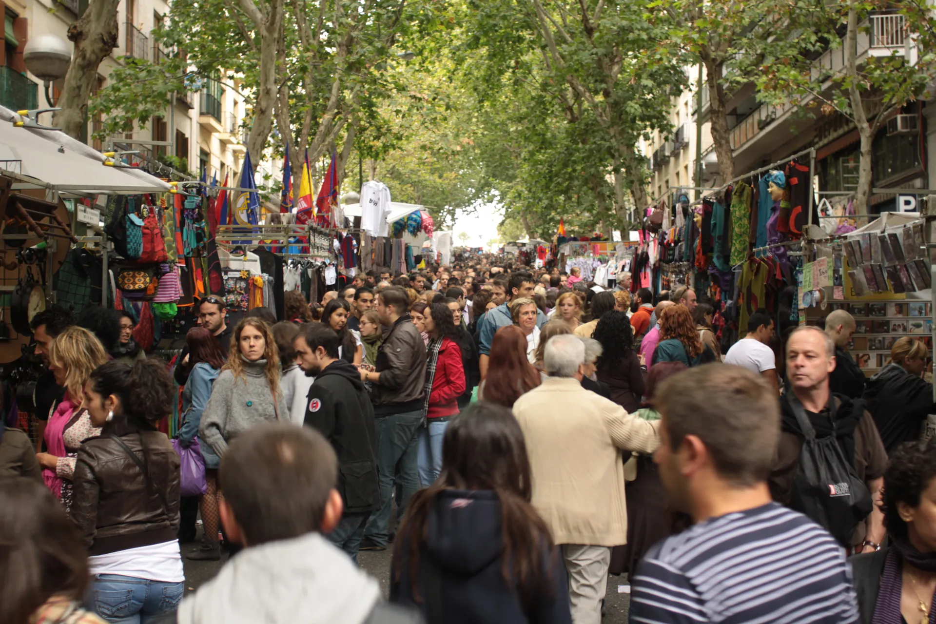 Puestos y gente por la Ribera de Curtidores en el Rastro de Madrid un domingo por la mañana. Foto propia La Maleta Inquieta, 2026.