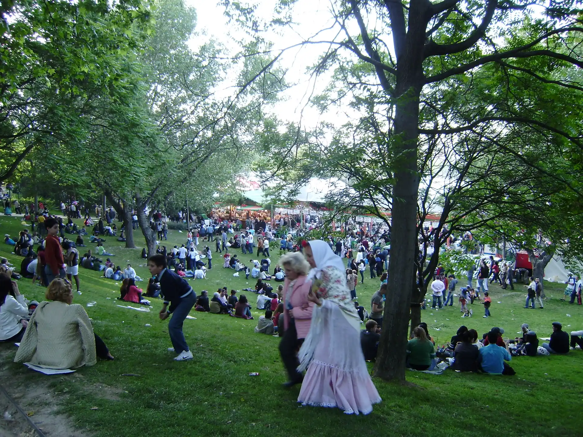 Ambiente castizo en las fiestas de San Isidro en la pradera de Madrid