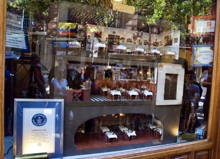 Interior de una taberna centenaria del centro de Madrid con barra clásica y azulejos antiguos — Foto propia La Maleta Inquieta
