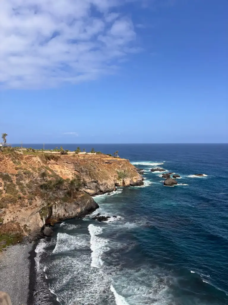 Acantilados de la costa norte de Tenerife con olas rompiendo en las rocas. Foto propia La Maleta Inquieta, julio 2026.