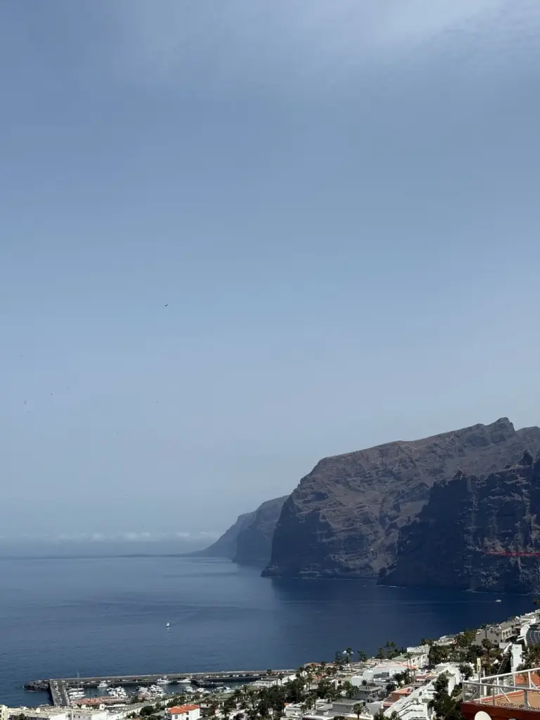 Vista panorámica de los Acantilados de Los Gigantes con el pueblo y. Foto propia La Maleta Inquieta, agosto 2026.