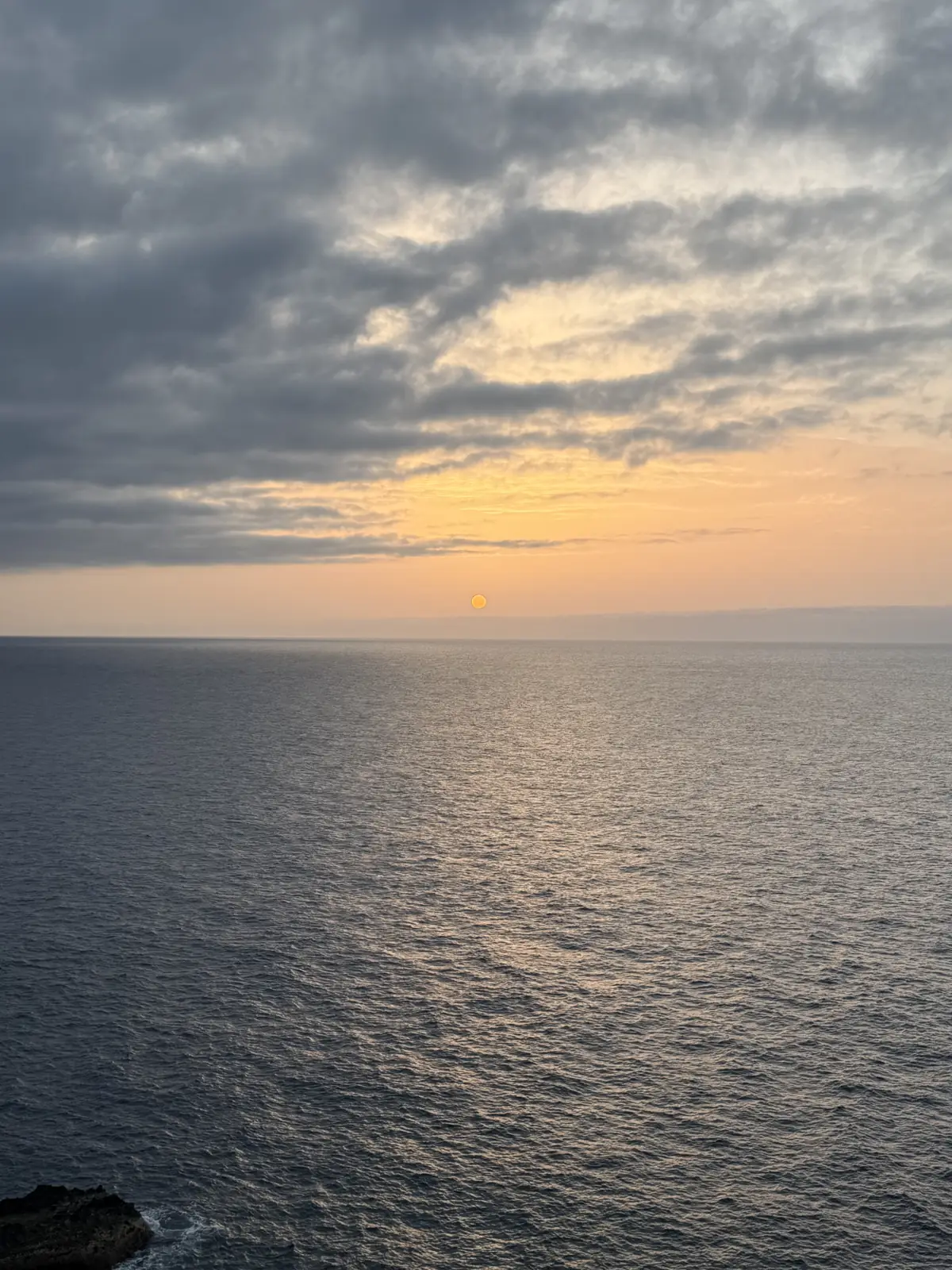 Atardecer sobre el mar en la costa este de Tenerife, cerca de Candelaria. Foto propia La Maleta Inquieta, agosto 2026