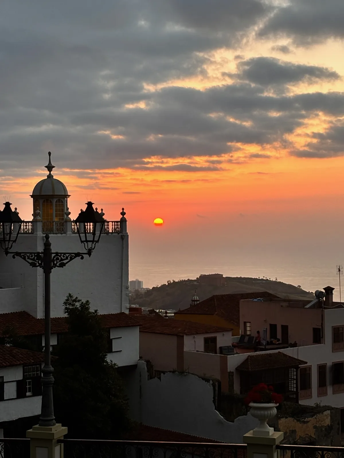 Atardecer sobre los tejados de La Orotava con campanario blanco al fondo. Foto propia La Maleta Inquieta, agosto 2026.