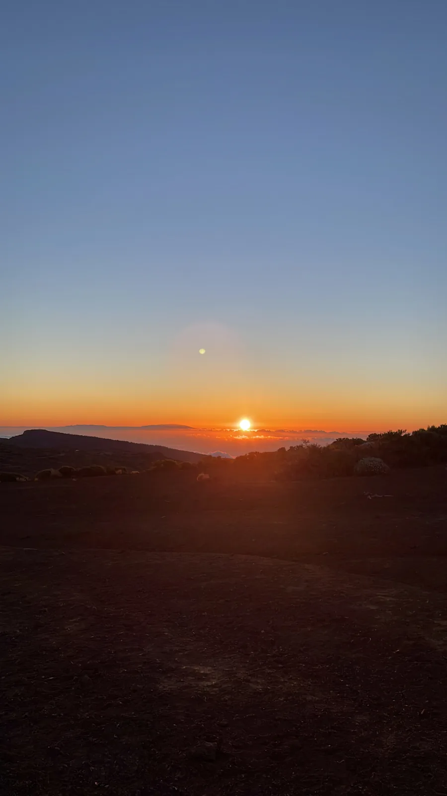 Luna llena sobre el perfil del Teide al atardecer desde la zona alta. Foto propia La Maleta Inquieta, agosto 2026.