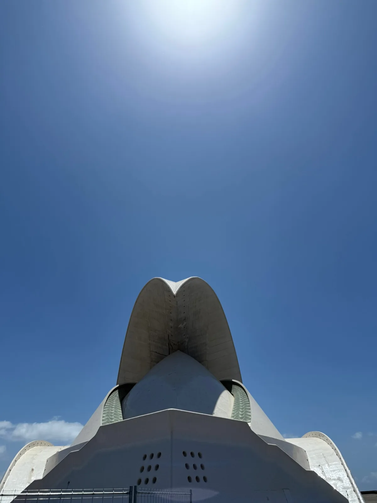 La estructura blanca del Auditorio de Tenerife, junto al frente marítimo por el que desfilan la cabalgata y el Coso del carnaval. Foto propia La Maleta Inquieta, agosto de 2026