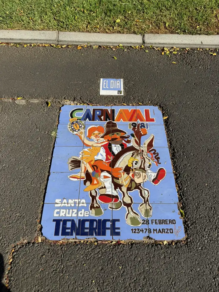 Azulejo del Paseo de los Carteles del Carnaval en el suelo de Santa Cruz. Foto propia La Maleta Inquieta, julio 2026.