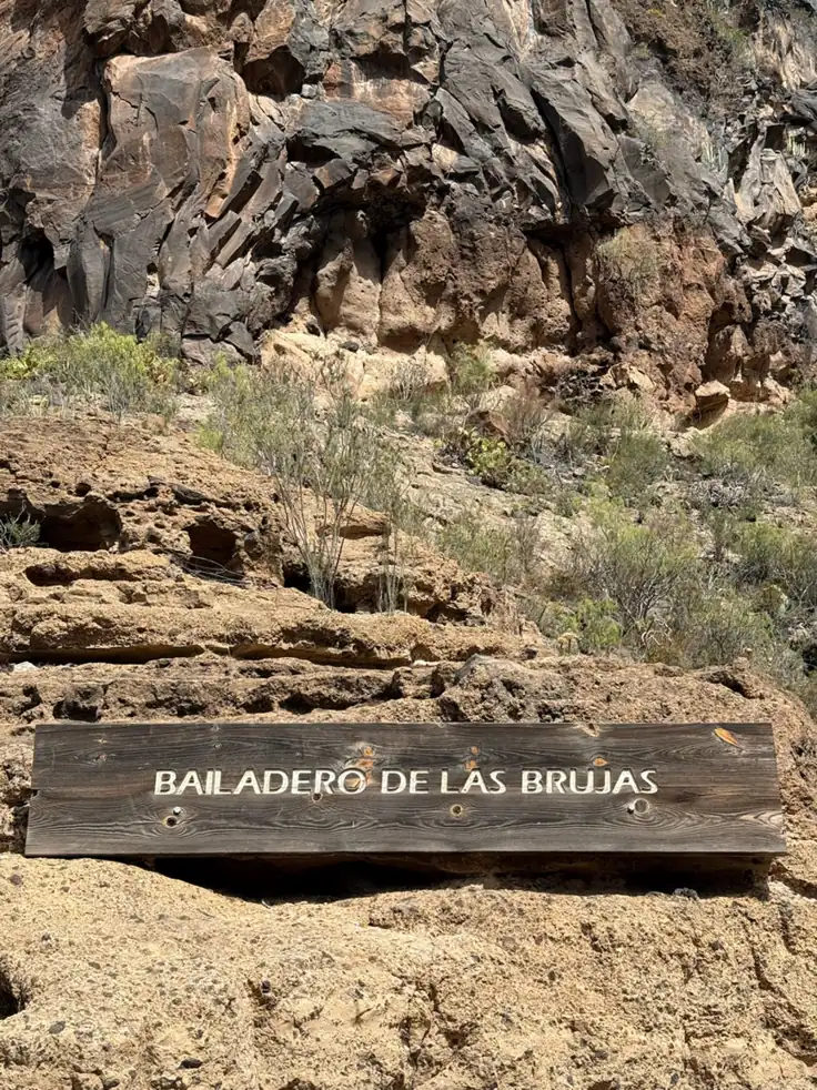 Cartel del bailadero de brujas en el Barranco del Infierno, Tenerife, con el relato de la leyenda