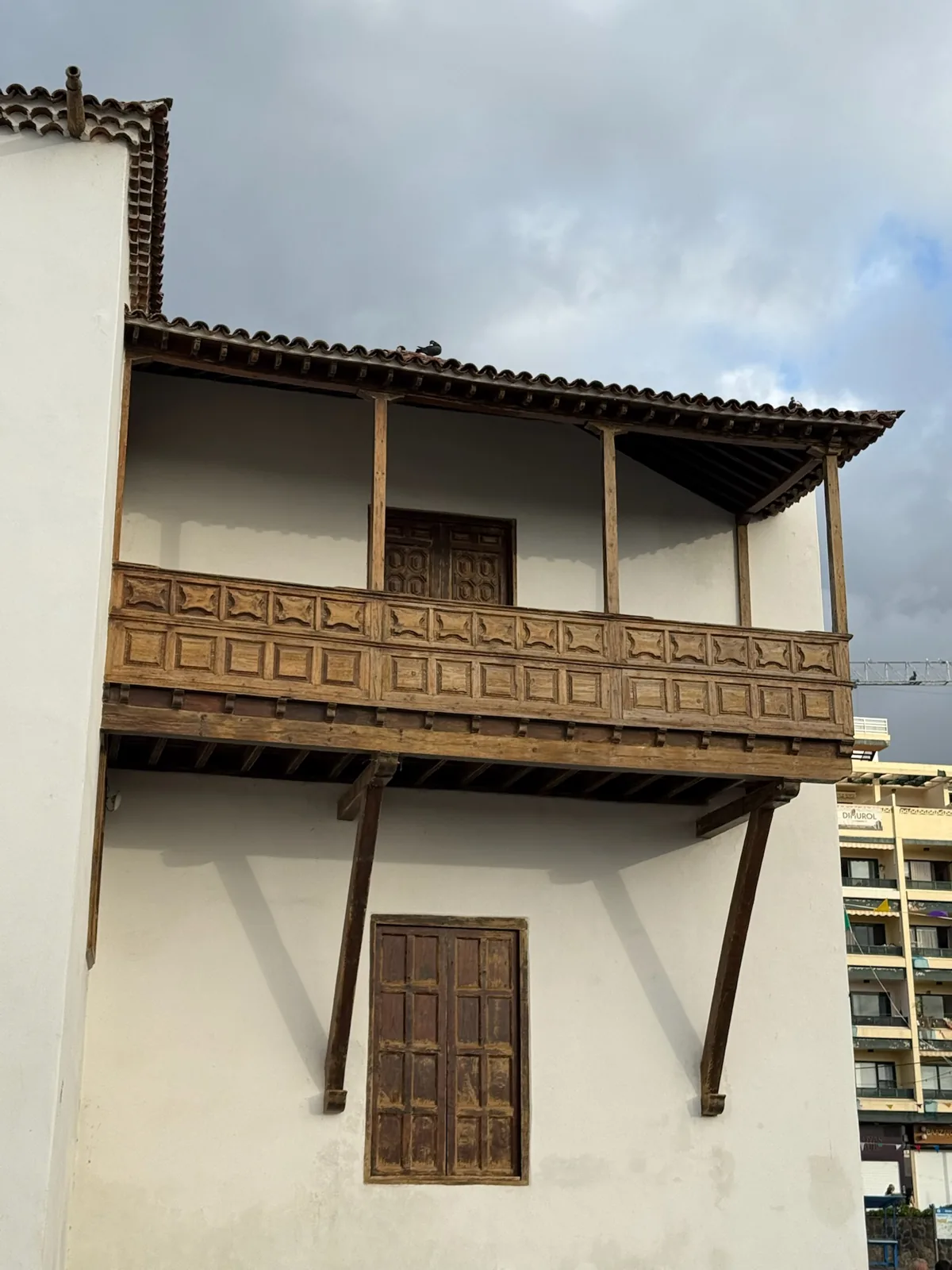 Balcón canario de madera tallada en una fachada del casco de Puerto de la Cruz. Foto propia La Maleta Inquieta, agosto 2026