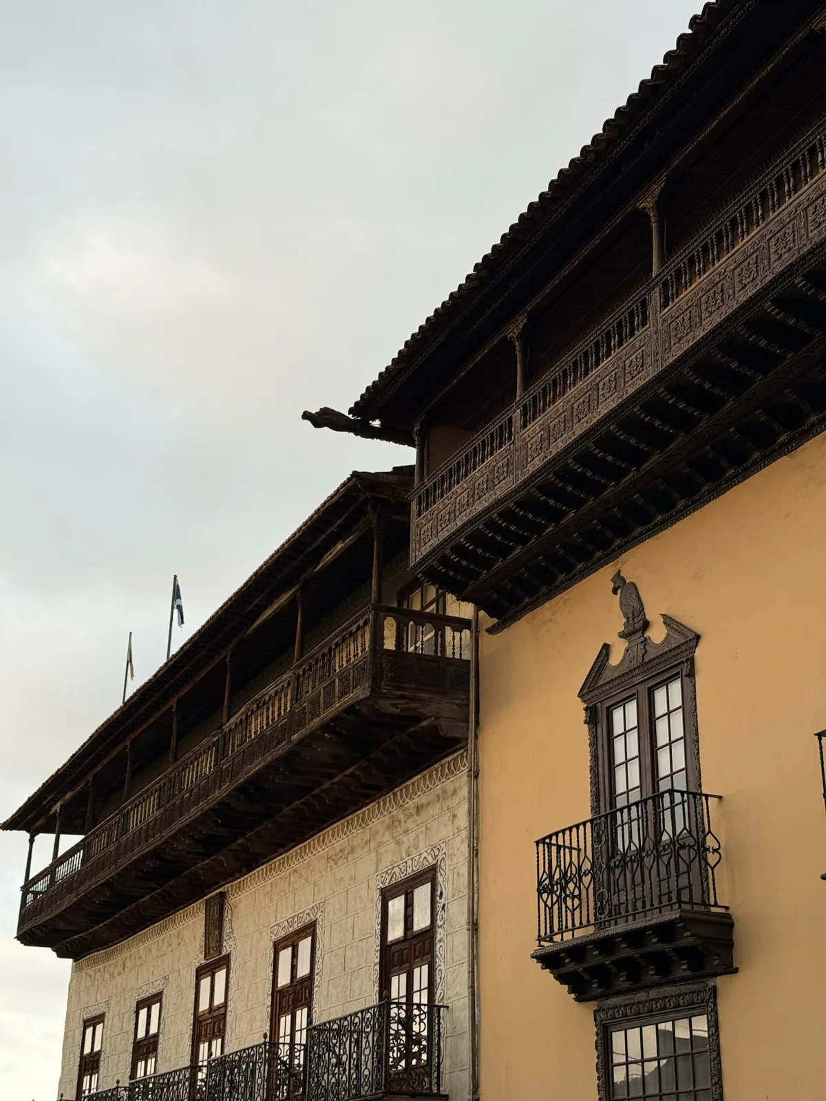 Balcones canarios de madera tallada en una casa señorial de La Orotava, la villa que monta la ruta de belenes del norte. Foto propia La Maleta Inquieta, agosto 2026