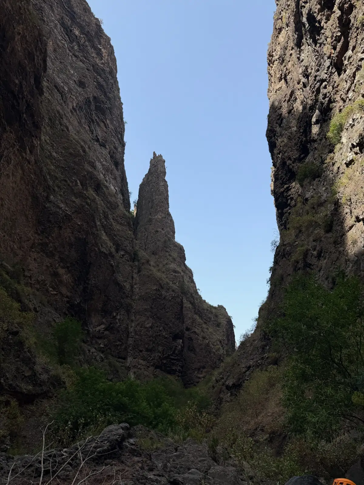 Barranco del Infierno con paredes rocosas verticales y vegetación verde al fondo. Foto propia La Maleta Inquieta, agosto 2026.