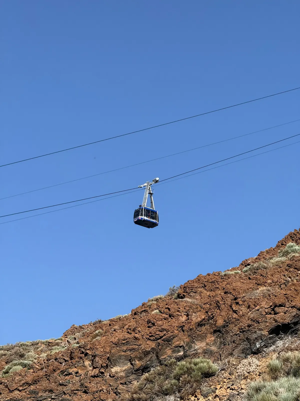 Cabina del teleférico del Teide en marcha sobre la ladera volcánica, camino de La Rambleta. Foto propia La Maleta Inquieta, agosto 2026