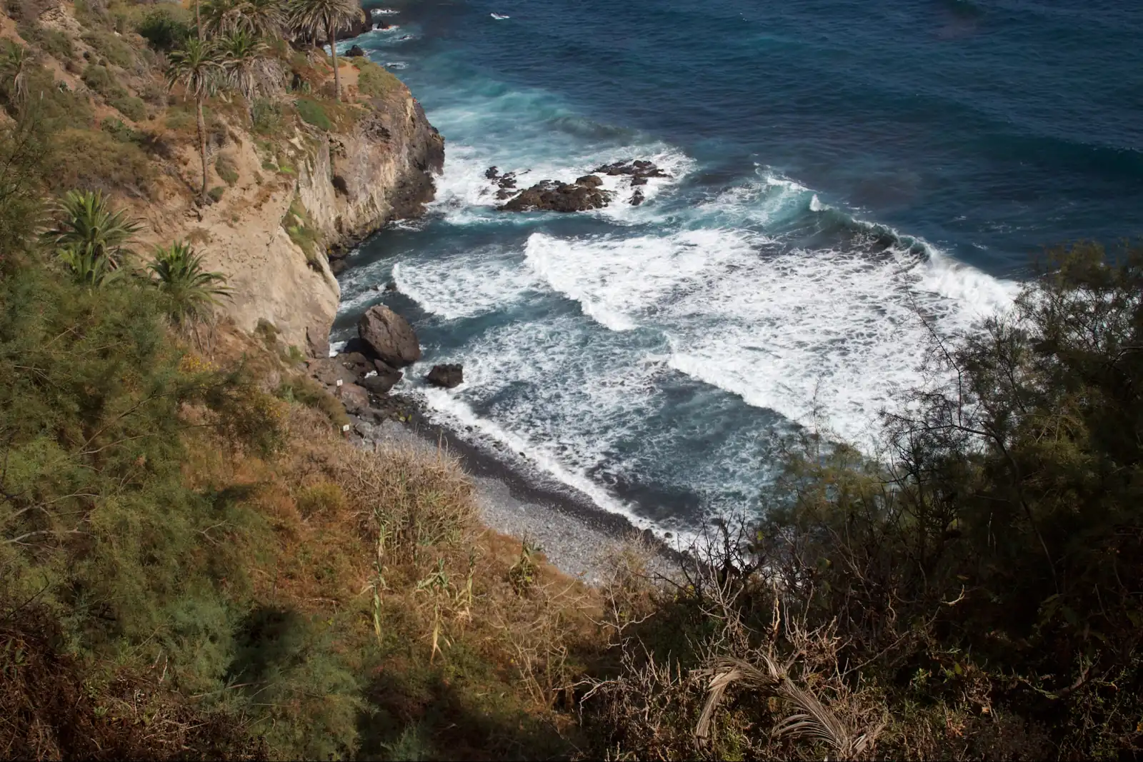 Cala de arena oscura encajada entre acantilados en la costa norte de Tenerife. Foto propia La Maleta Inquieta, agosto 2026
