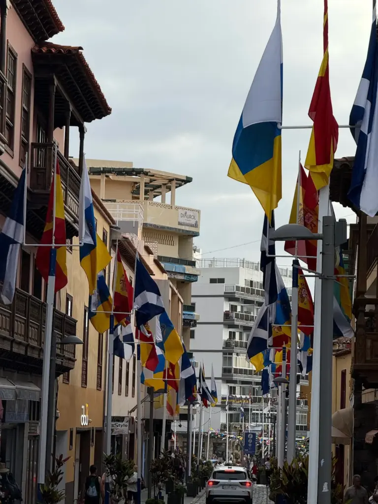 Calle peatonal decorada con banderas de las islas Canarias en Puerto de la Cruz. Foto propia La Maleta Inquieta, julio 2026.