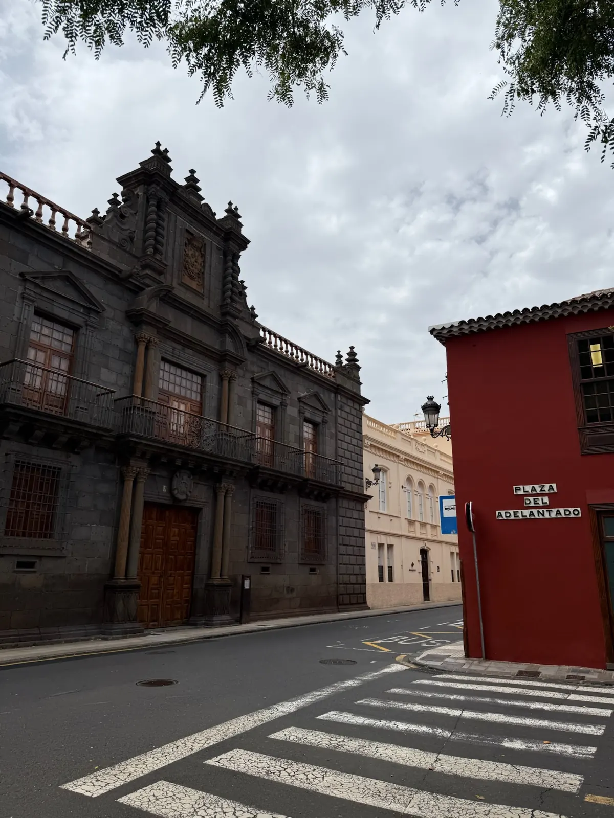 Calle del casco colonial de La Laguna con fachadas de colores, el escenario del ambiente navideño del norte de Tenerife. Foto propia La Maleta Inquieta, agosto 2026