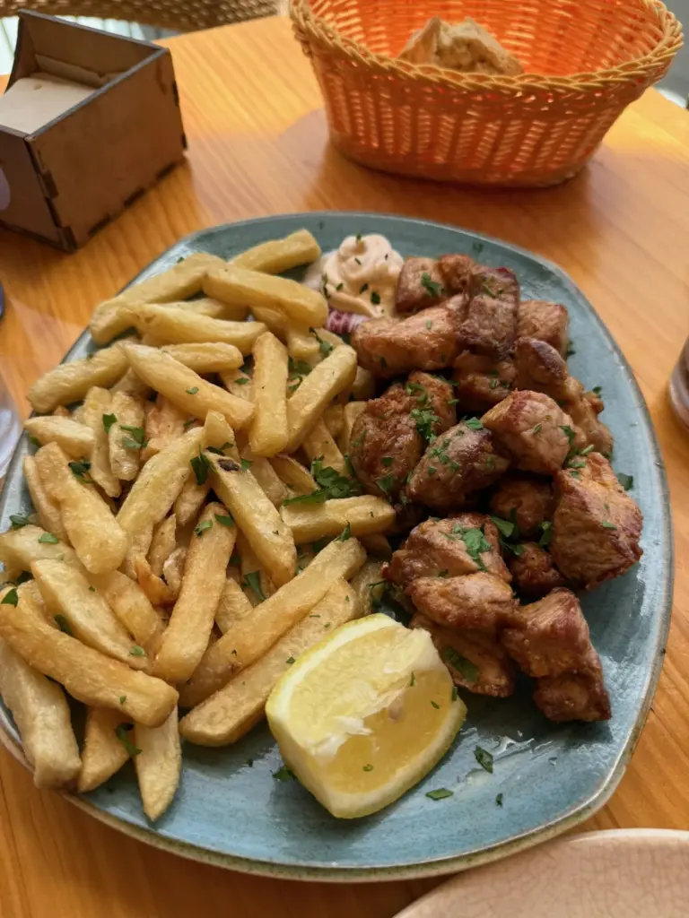 Carne fiesta canaria acompañada de papas en un restaurante de Tenerife. Foto propia La Maleta Inquieta, julio 2026.