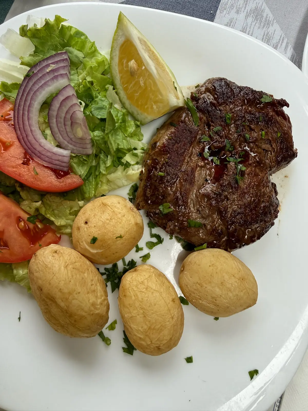Plato de carne con papas arrugadas y mojo en un restaurante del norte de Tenerife. Foto propia La Maleta Inquieta, agosto 2026