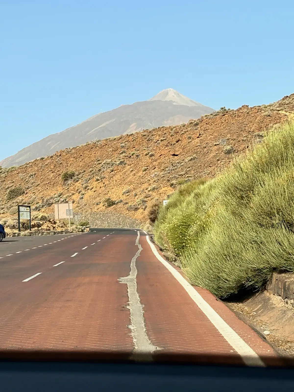 La carretera TF-21 hacia Las Cañadas vista desde el coche, con el cono del Teide al fondo. Foto propia La Maleta Inquieta, agosto 2026