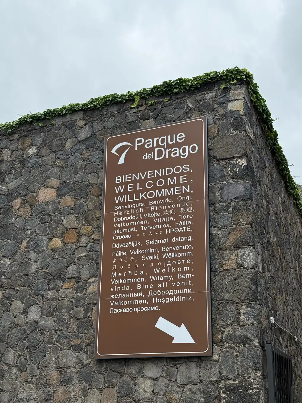 Cartel de bienvenida al Parque del Drago en múltiples idiomas. Foto propia La Maleta Inquieta, agosto 2026.