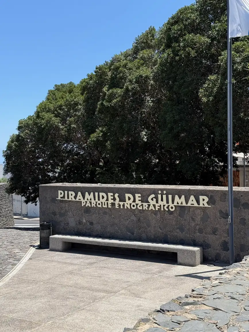 Cartel de piedra del Parque Etnográfico de las Pirámides de Güímar. Foto propia La Maleta Inquieta, agosto 2026.