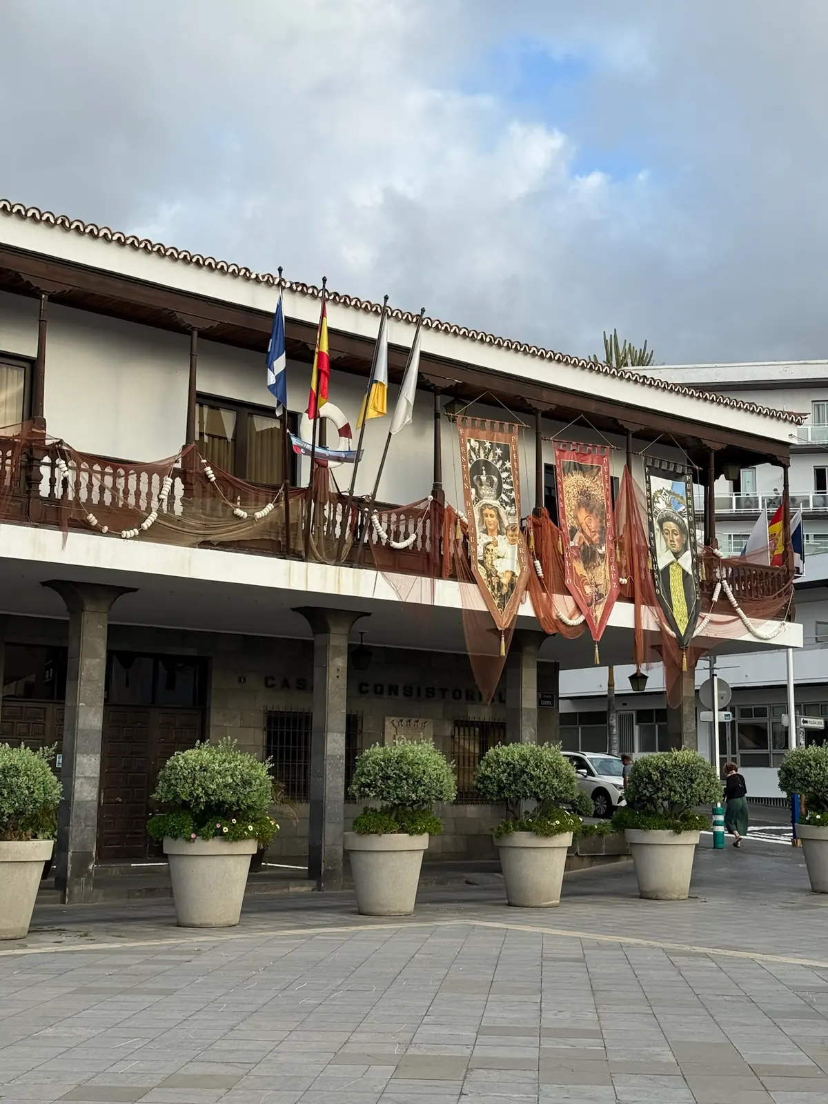 Fachada de la casa consistorial de Puerto de la Cruz con estandartes colgados en el balcón. Foto propia La Maleta Inquieta, agosto 2026