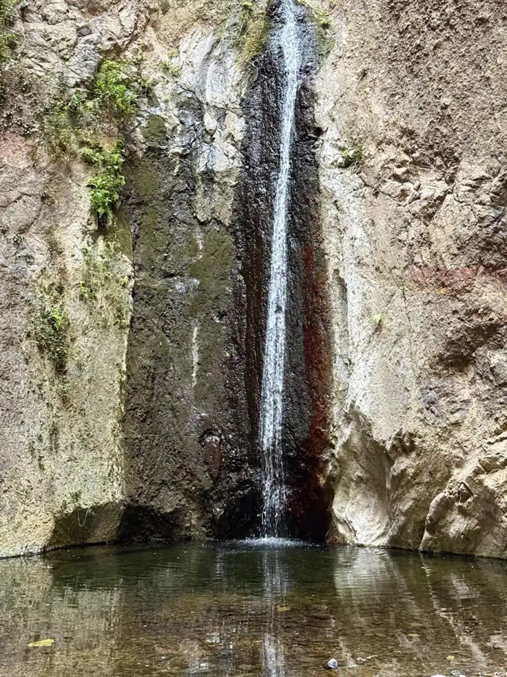 Cascada y poza al final del sendero del Barranco del Infierno en Adeje. Foto propia La Maleta Inquieta, agosto 2026.