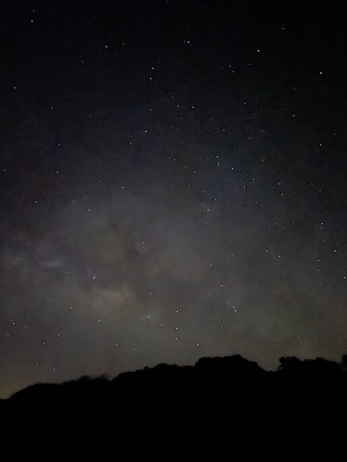 Cielo nocturno estrellado sobre el perfil montañoso del Teide. Foto propia La Maleta Inquieta, agosto 2026.