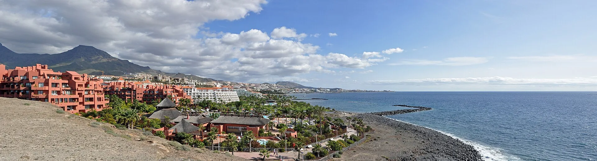 Panorámica de Costa Adeje con los edificios de color teja sobre la costa y las montañas al fondo, sur de Tenerife