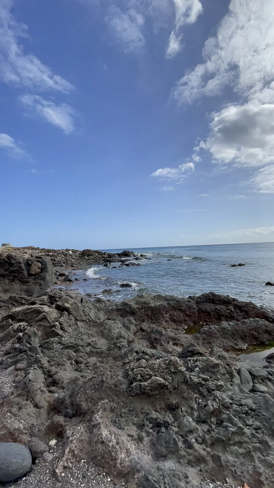 Costa rocas volcánicas con olas rompiendo en el sur de Tenerife. Foto propia La Maleta Inquieta, agosto 2026.