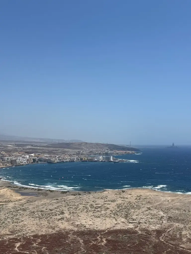 Vista panorámica de la costa sur de Tenerife desde altura con playas y. Foto propia La Maleta Inquieta, julio 2026.