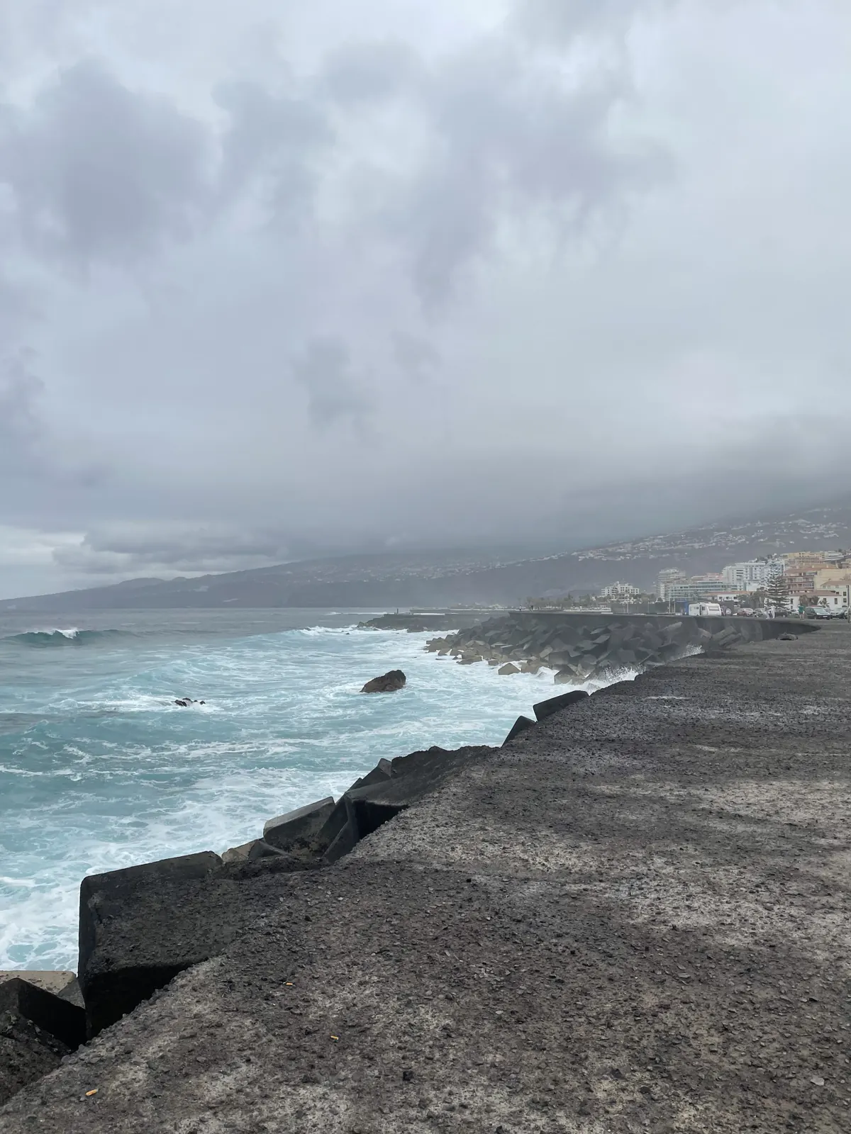 Frente marítimo urbano de Puerto de la Cruz al atardecer, una de las opciones tranquilas para el fin de año en Tenerife. Foto propia La Maleta Inquieta, agosto 2026
