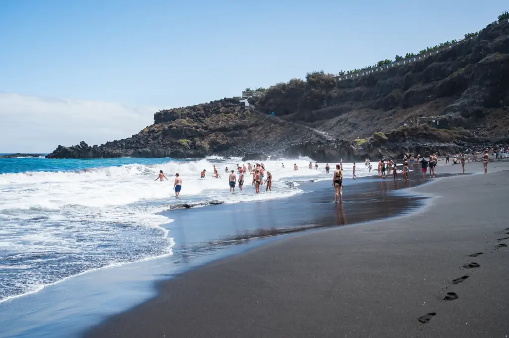 Playa del Bollullo, cala de arena negra bajo acantilados en el norte de Tenerife