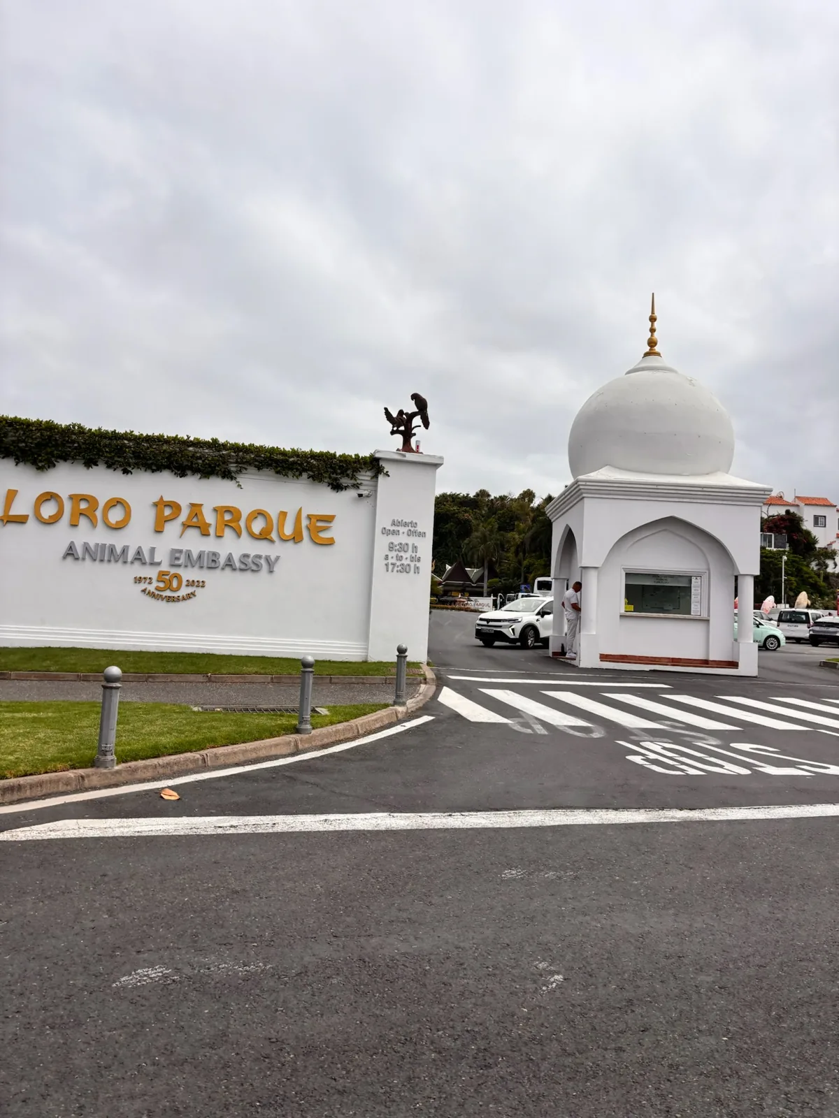 Entrada principal del Loro Parque en Puerto de la Cruz, con la vegetación tropical del acceso. Foto propia La Maleta Inquieta, agosto 2026