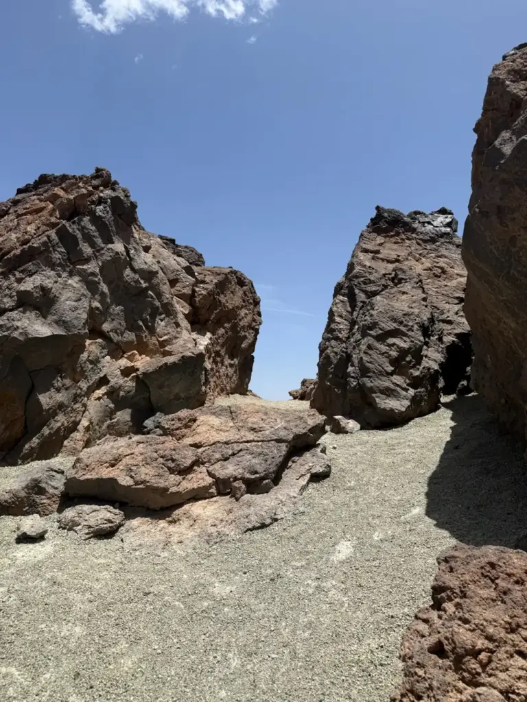 Rocas volcánicas erosionadas con grietas en el Parque Nacional del Teide. Foto propia La Maleta Inquieta, julio 2026.