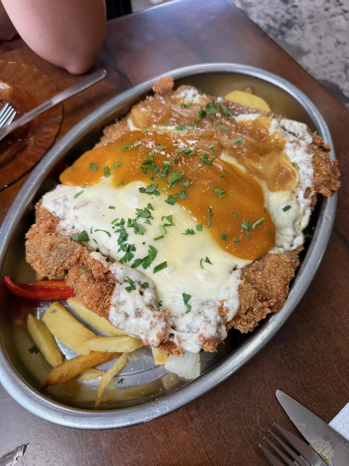 Escalope con huevo frito y patatas servido en un bar de barrio de Tenerife. Foto propia La Maleta Inquieta, agosto 2026