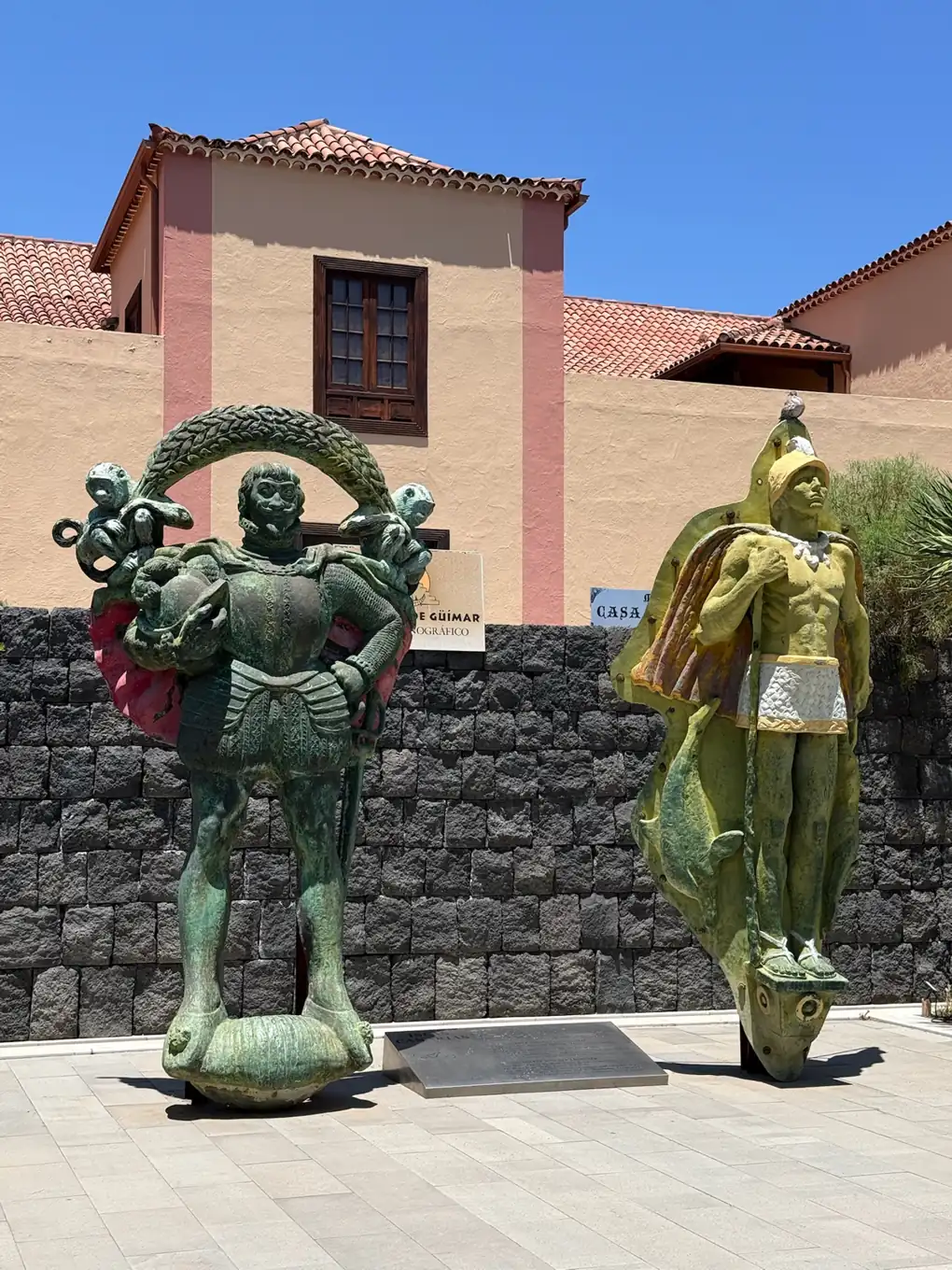 Estatuas de menceyes guanches en el Parque de las Pirámides de Güímar. Foto propia La Maleta Inquieta, agosto 2026.