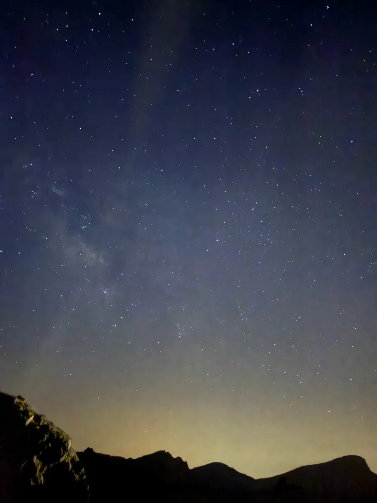Cielo estrellado sobre la silueta de las montañas del Teide en una noche de agosto. Foto propia La Maleta Inquieta, agosto 2026.
