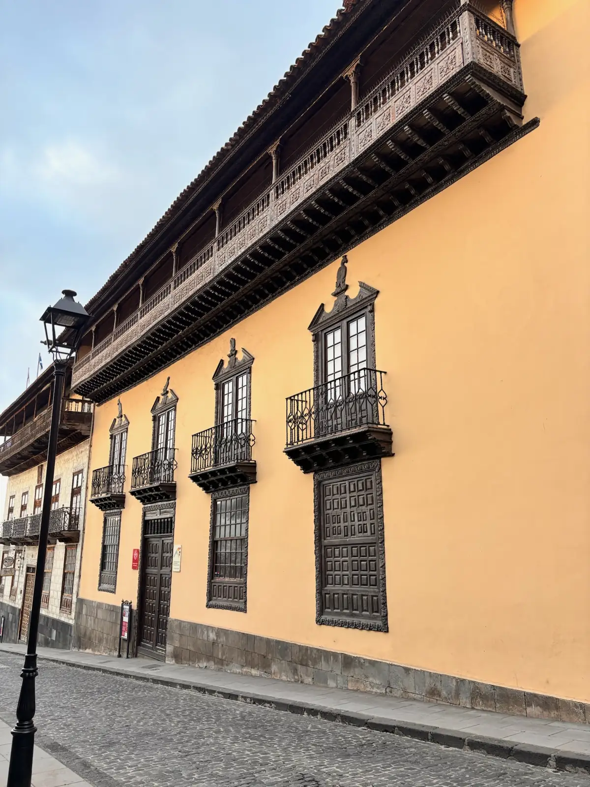 Fachada amarilla con balcones canarios de madera de tea en el casco histórico de La Orotava. Foto propia La Maleta Inquieta, agosto 2026