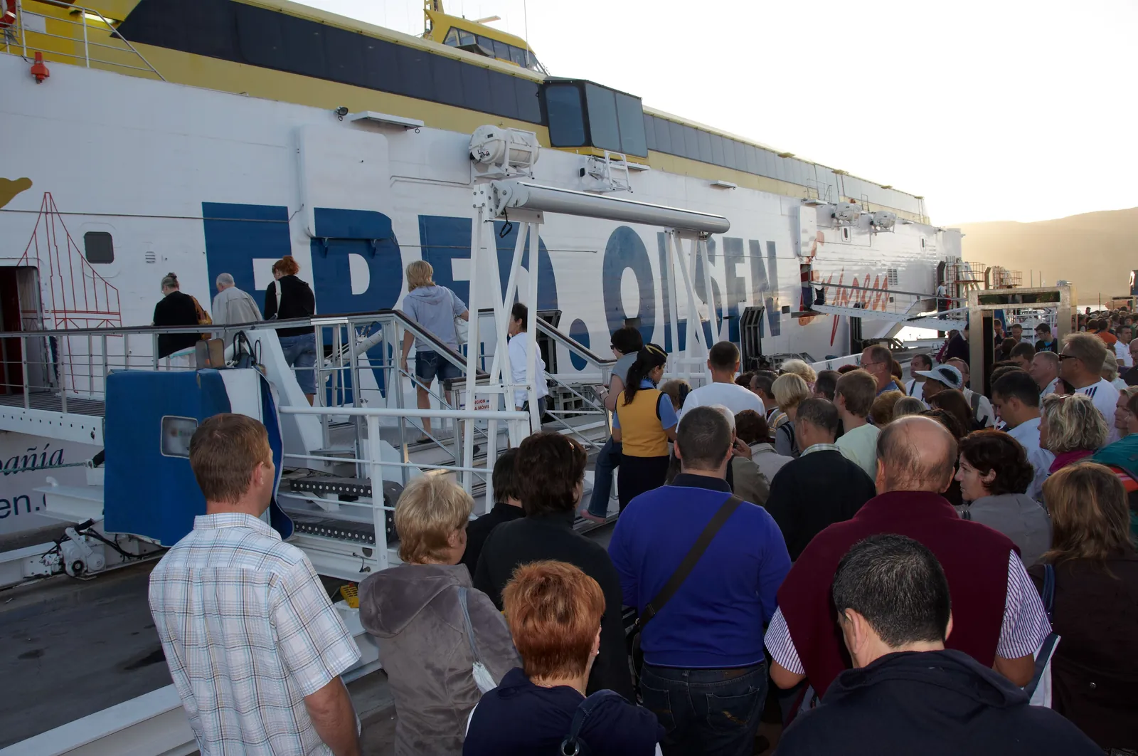 Ferry rápido atracado en el puerto de Los Cristianos antes de zarpar hacia La Gomera. Foto propia La Maleta Inquieta, agosto 2026