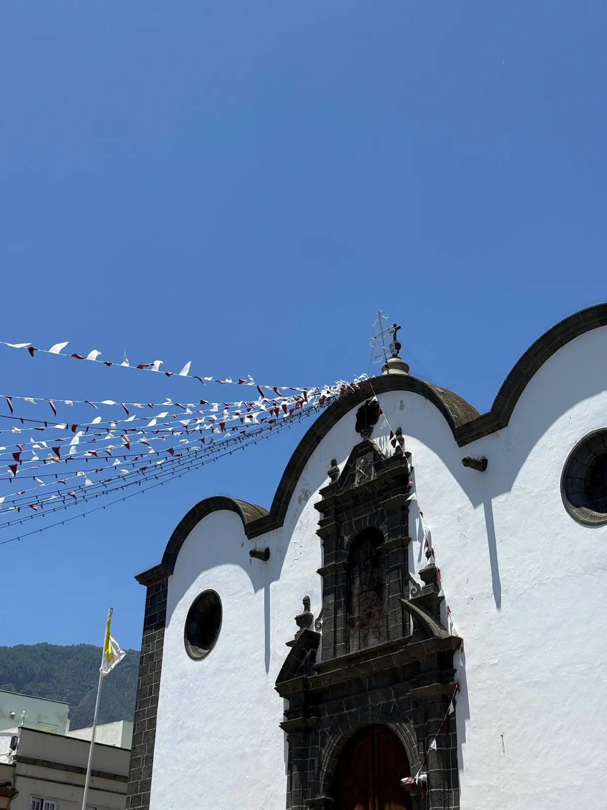 Fachada blanca y de piedra del templo de Candelaria, donde se venera a la patrona de Canarias