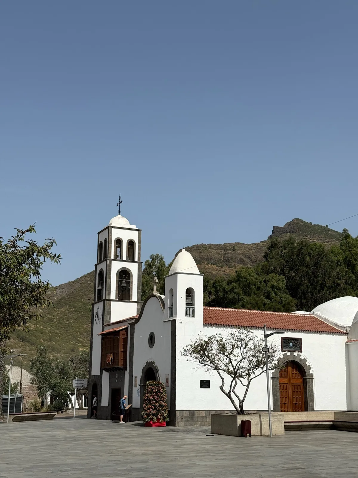 Iglesia de pueblo canario con su plaza delante, el tipo de escenario donde se representa el Auto de los Reyes Magos en Tenerife. Foto propia La Maleta Inquieta, agosto 2026