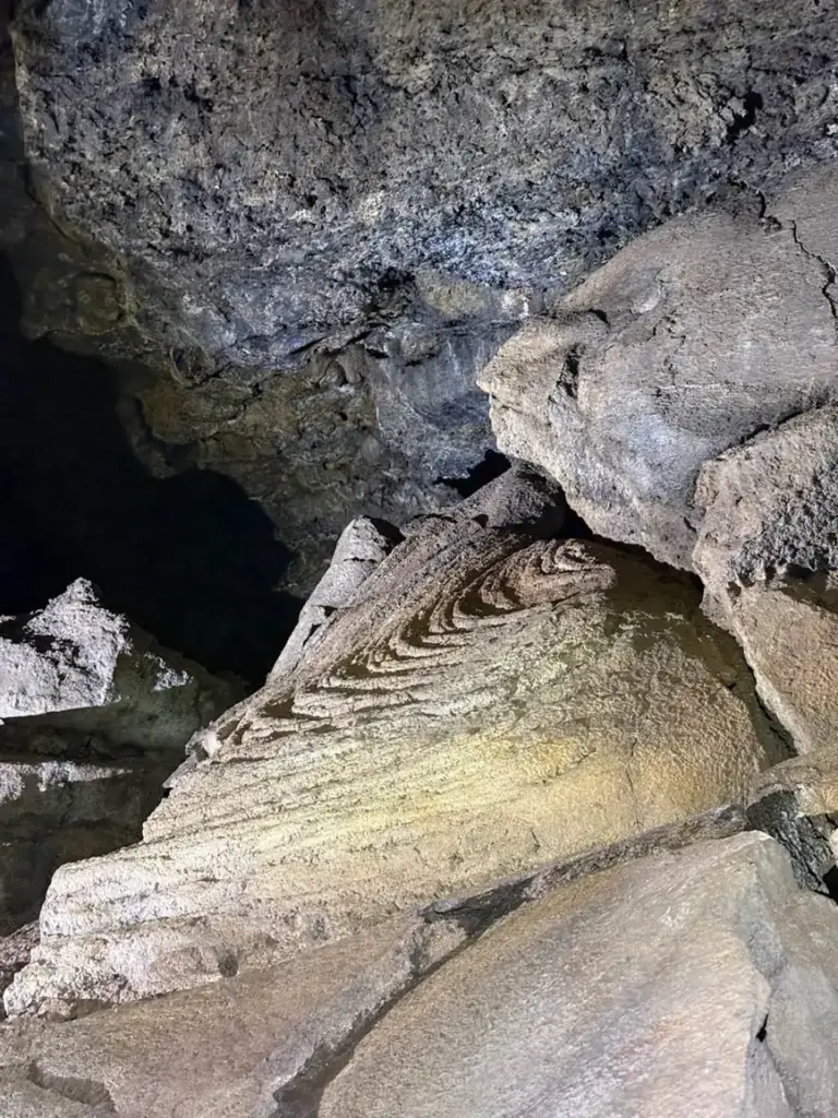 Interior de la Cueva del Viento con formaciones de lava cordada. Foto propia La Maleta Inquieta, julio 2026.