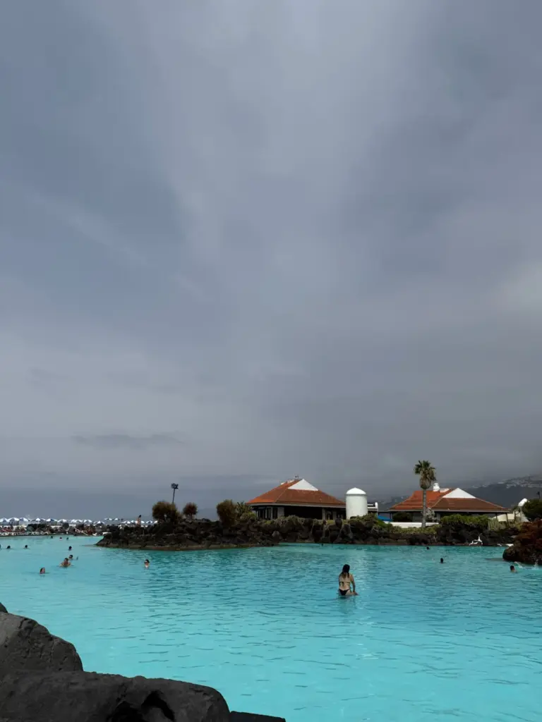 Piscinas artificiales del Lago Martiánez con agua turquesa rodeadas de. Foto propia La Maleta Inquieta, agosto 2026.