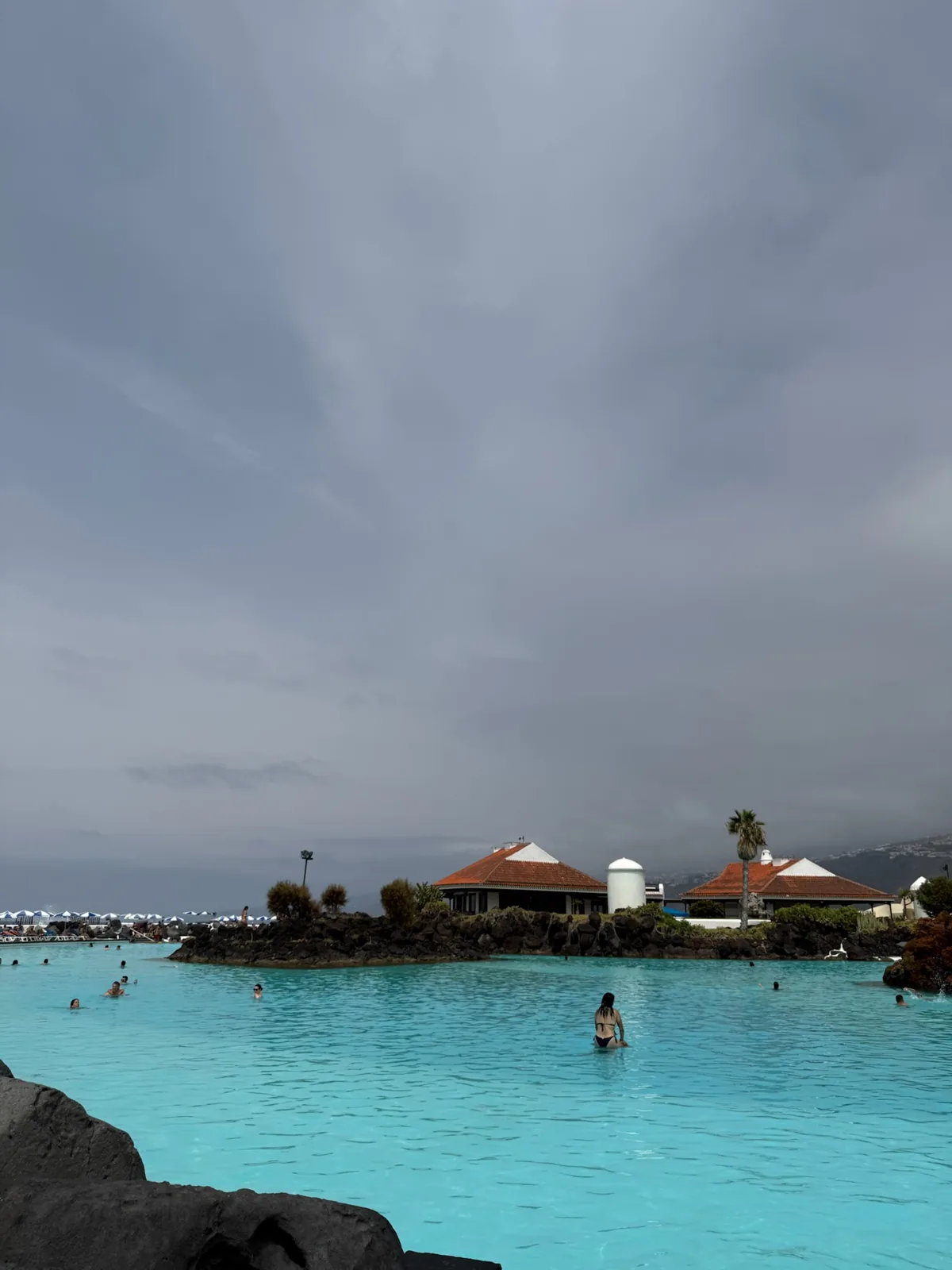 Piscinas del Lago Martiánez junto al mar en Puerto de la Cruz. Foto propia La Maleta Inquieta, agosto 2026.