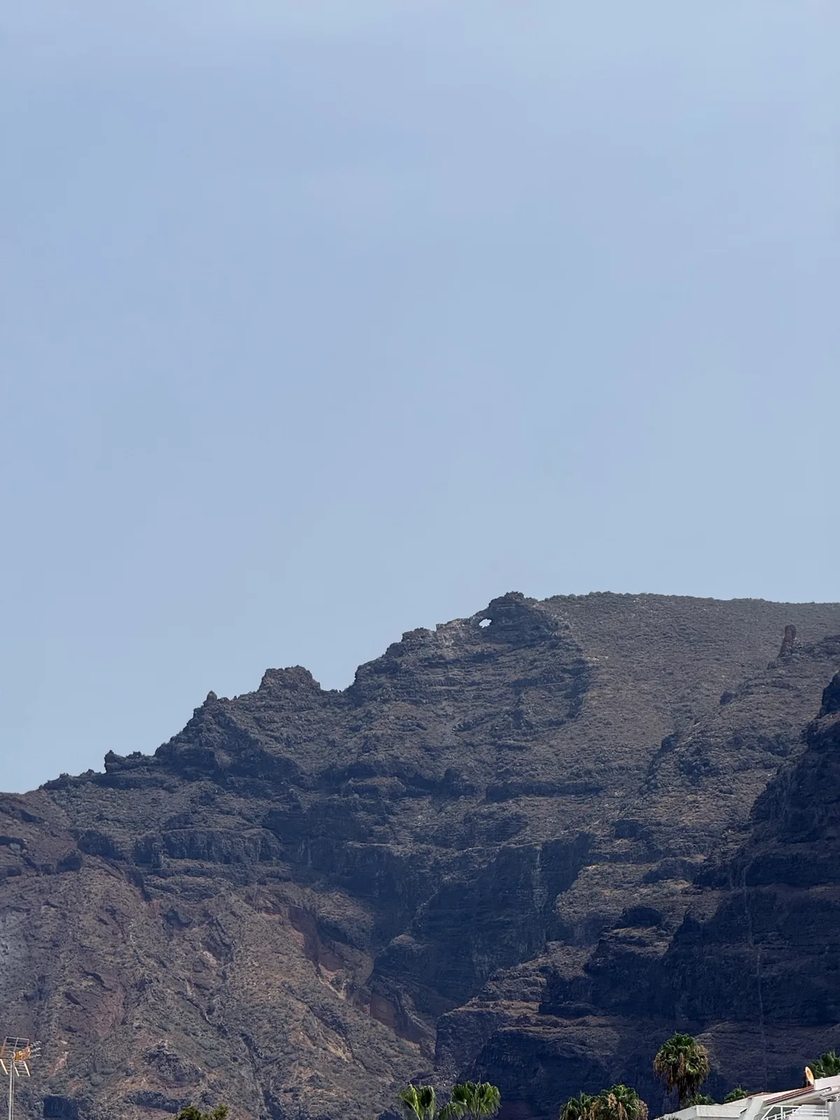 Las paredes del macizo de Teno cayendo hacia el mar junto al arco de Los Gigantes. Foto propia La Maleta Inquieta, agosto 2026