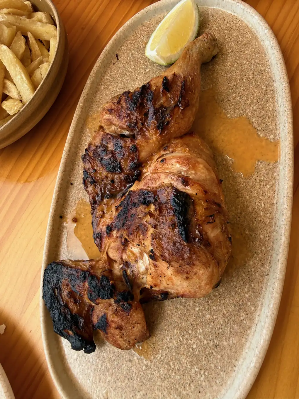 Medio pollo asado con patatas fritas y limón en restaurante de Tenerife. Foto propia La Maleta Inquieta, agosto 2026.